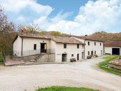 Scenic Holiday Home In Borgo Pace With Jacuzzi