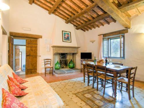 Homey Apartment In Borgo Pace With Jacuzzi