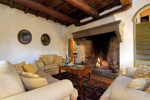 Calzaiolo Villa Sleeps 12 With Pool