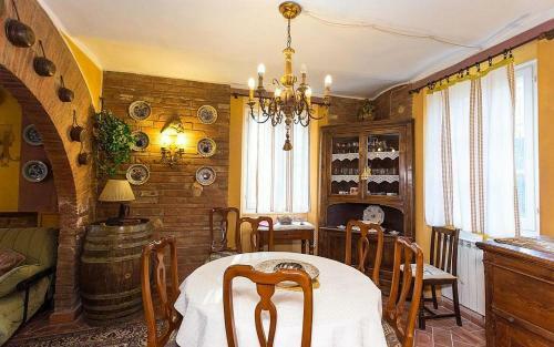 Castiglione Del Lago Villa Sleeps 12 Pool