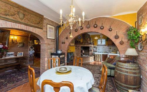 Castiglione Del Lago Villa Sleeps 12 Pool