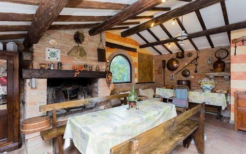 Castiglione Del Lago Villa Sleeps 12 Pool