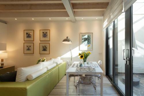 Apartamento White Suite With Private Terrace By Rentallcomo