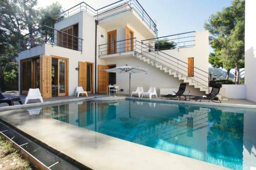 Villa With Poolgarden Near The Sea