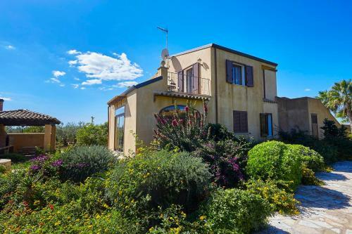 Marinella Villa Sleeps 8 Pool Air Con Wifi