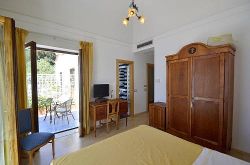 Marina Del Cantone Villa Sleeps 22 Pool Air Con