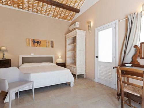 Rustic Farmhouse In Noto With Swimming Pool