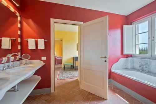 Segromigno In Monte Villa Sleeps 14 With Pool And Air Con