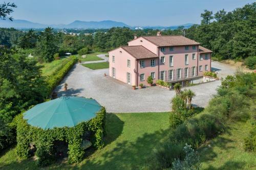 Segromigno In Monte Villa Sleeps 14 With Pool And Air Con