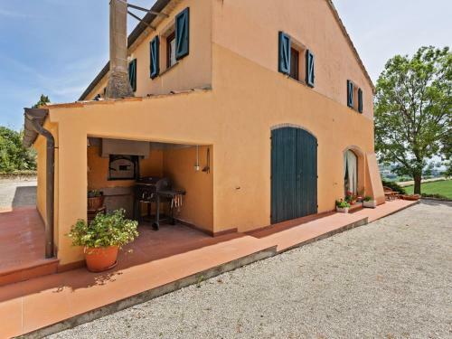 Traditional Villa In Varano With Private Garden