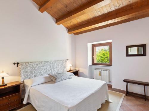 Traditional Villa In Varano With Private Garden