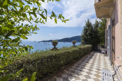 Portovenere Villa Sleeps 8 With Pool And Air Con