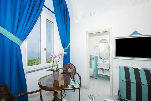 Positano Villa Sleeps 8 With Pool And Air Con
