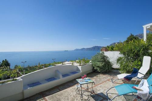 Praiano Villa Sleeps 6 Wifi