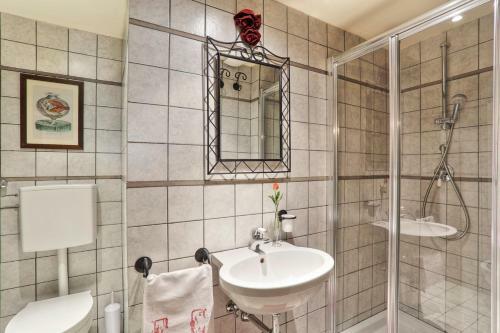 Pillo Villa Sleeps 10 With Pool And Air Con