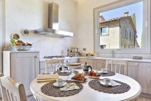 Pillo Villa Sleeps 12 With Pool And Air Con