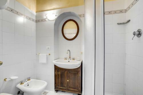 Radicofani Villa Sleeps 28 With Pool