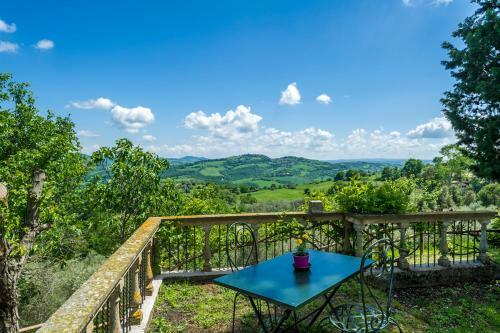 Radicofani Villa Sleeps 28 With Pool