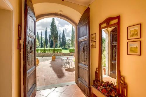 Radicofani Villa Sleeps 28 With Pool