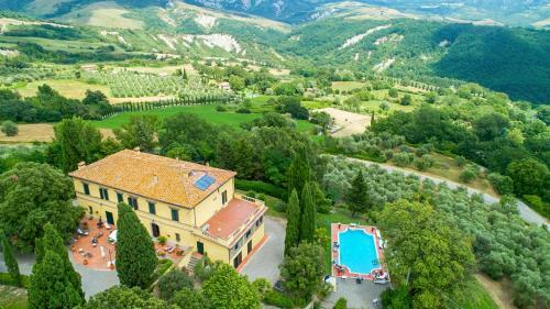 Radicofani Villa Sleeps 28 With Pool