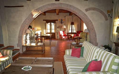 Rapale Villa Sleeps 20 With Pool And Air Con