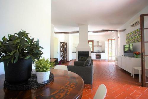 Sanarica Villa Sleeps 12 With Pool And Air Con
