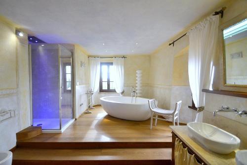 Ellerone Villa Sleeps 24 Pool Air Con Wifi