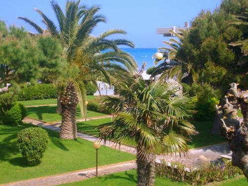 Three-room Apartment In Residence Bordering The Beach