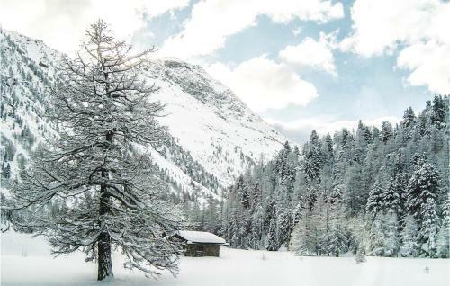 Three-bedroom Apartment In Teglio (so)