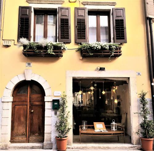 Apartamento S. Trinit� 18, Suites & Rooms