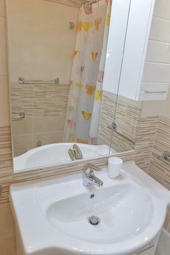 Isola Rossa Villa Sleeps 4 With Air Con