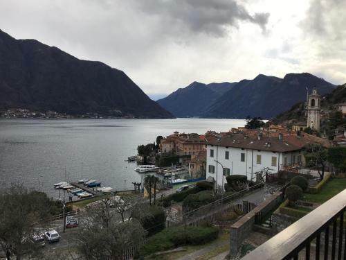 Big Apartment With Lake View And Three Bedrooms