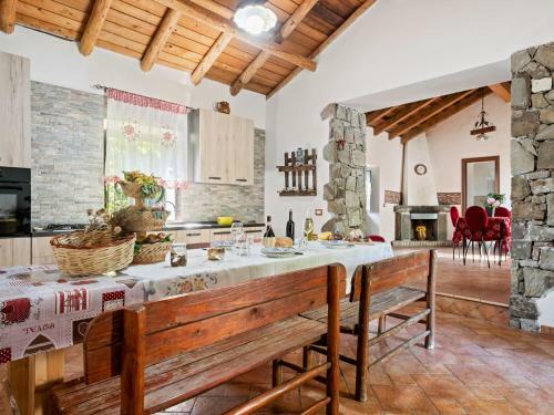 Inviting Cottage In Maniace With Private Garden