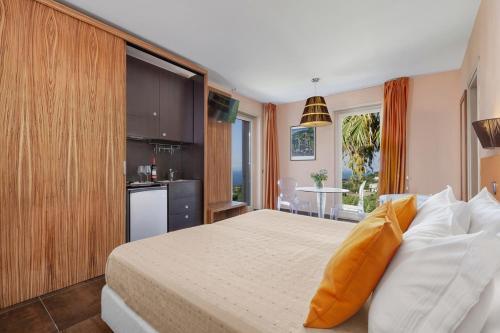 Sant'anna Villa Sleeps 24 With Pool And Air Con