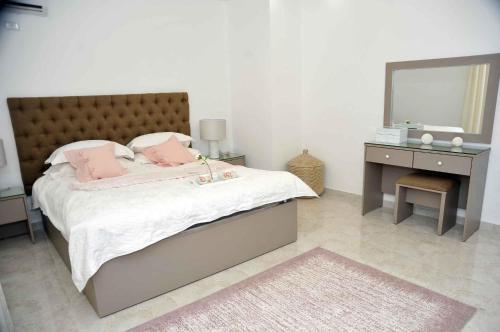 Amazing One Bedroom Apartment In Amman Elwebdah 4
