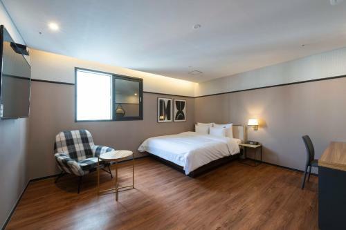 Seomyeon Brown-dot Hotel Gold