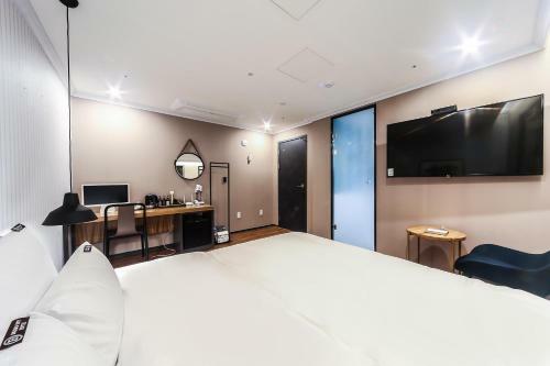 Seomyeon Brown-dot Hotel Gold