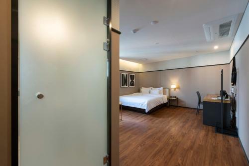 Seomyeon Brown-dot Hotel Gold