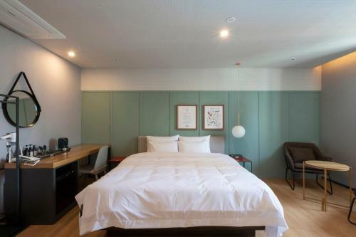 Seomyeon Brown-dot Hotel Gold
