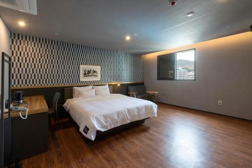 Seomyeon Brown-dot Hotel Gold