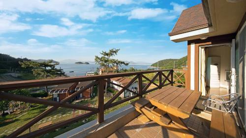 Yeosu Skypurple Pension