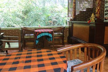 Hostal Gusti's Garden Bungalows