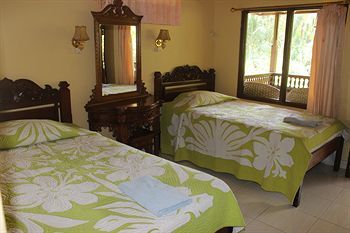 Hostal Gusti's Garden Bungalows