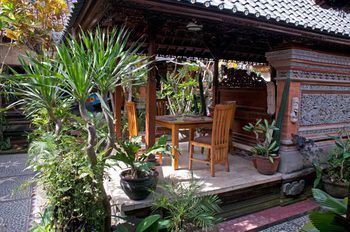 Hostal Gusti's Garden Bungalows