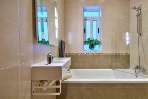 Balluta Bay Beach House With Seaviews