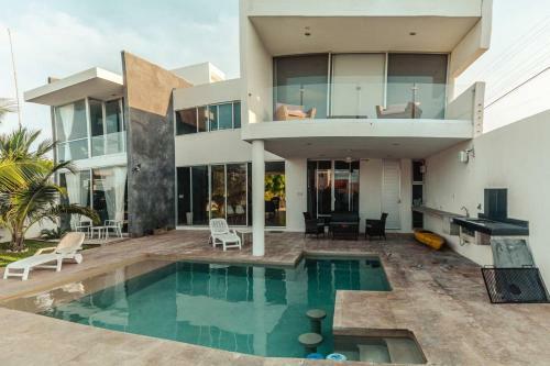 Breathtaking Beach Villa, Feel The Inviting Vibe!