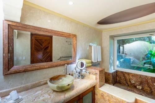 Hostal Room In Villa - Elegant Suite With Beach View