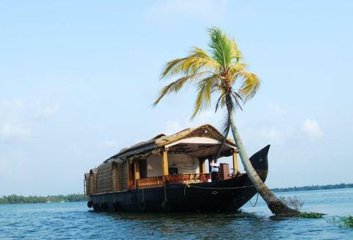 Pournami Houseboats