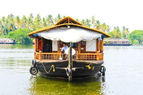 Pournami Houseboats