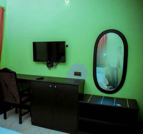 Hostal Room In Lodge - Mexiloyd Suites Queen Apartment